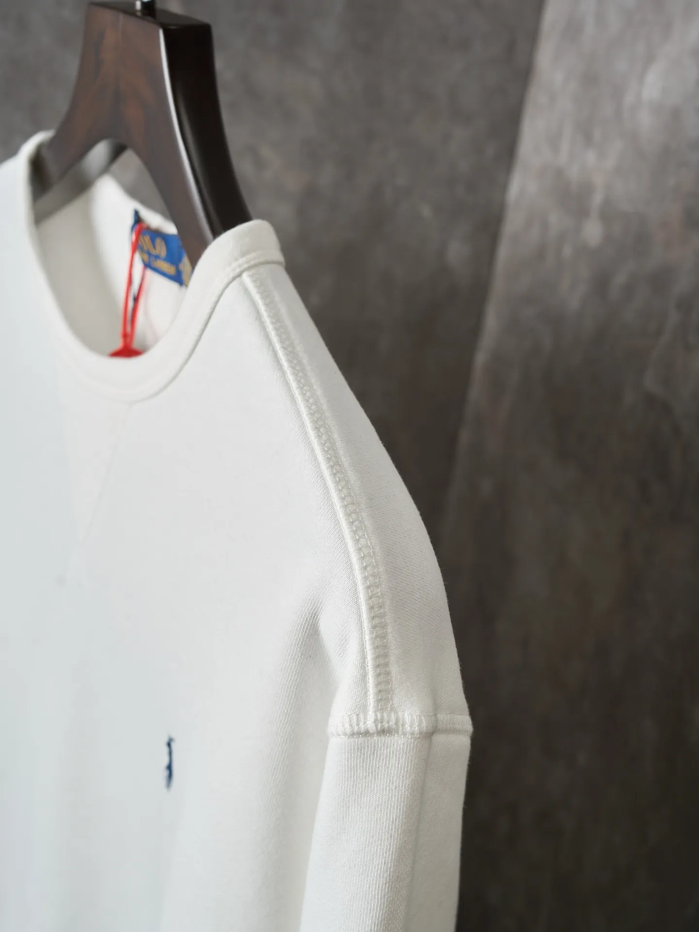 P290 Actual auction】Ralph Lauren/Ralph Lauren solid color pony logo embroidered round neck sweatshirt (white) [Ready stock] S M L XL custom cloud-like honey cotton fleece sweatshirt material with delicate feel and comfortable skin fit. Dressed in pure white, it exudes an innate elegance. The exquisite indigo pony logo is embellished. It is highly recognizable. It has an atmosphere of freedom and vitality. A symphony of pure and smart colors. Use extreme simplicity to outline high-end silhouettes, become the smart focus of vision, and show taste in silence. Use imported machine embroidery technology. Use advanced computer control systems and precision mechanical components to achieve the iconic pony embroidery operation. High precision. The lines are smooth and delicate. Adopt Hasuo technology and use specific machines to sew. Hasuo has high fastness and adds visual effects. It is time-consuming and labor-intensive. The fabrics have been washed and have a better texture. They are not easy to deform and are not easy to shrink. Not easy to fade, maintain long-term beauty, and fit well.